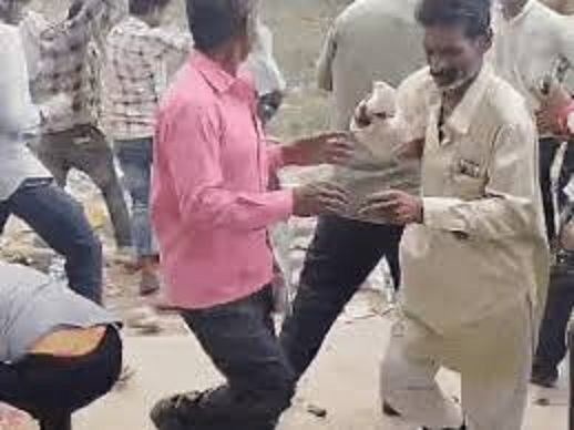 morena, Farmers standing,fertilizers  