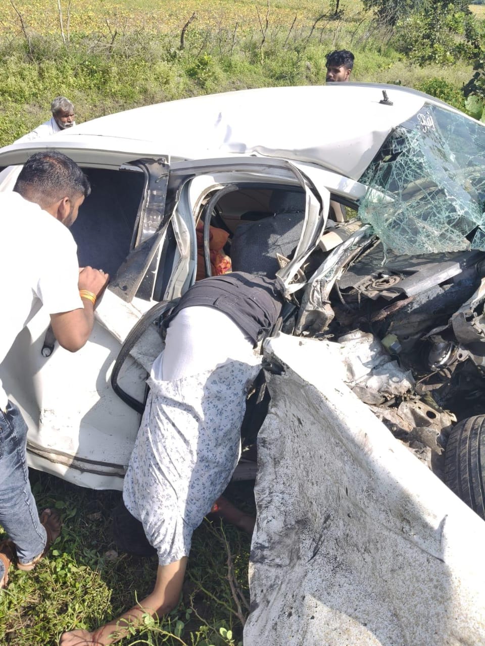 agarmalwa,Two people died , container and a car