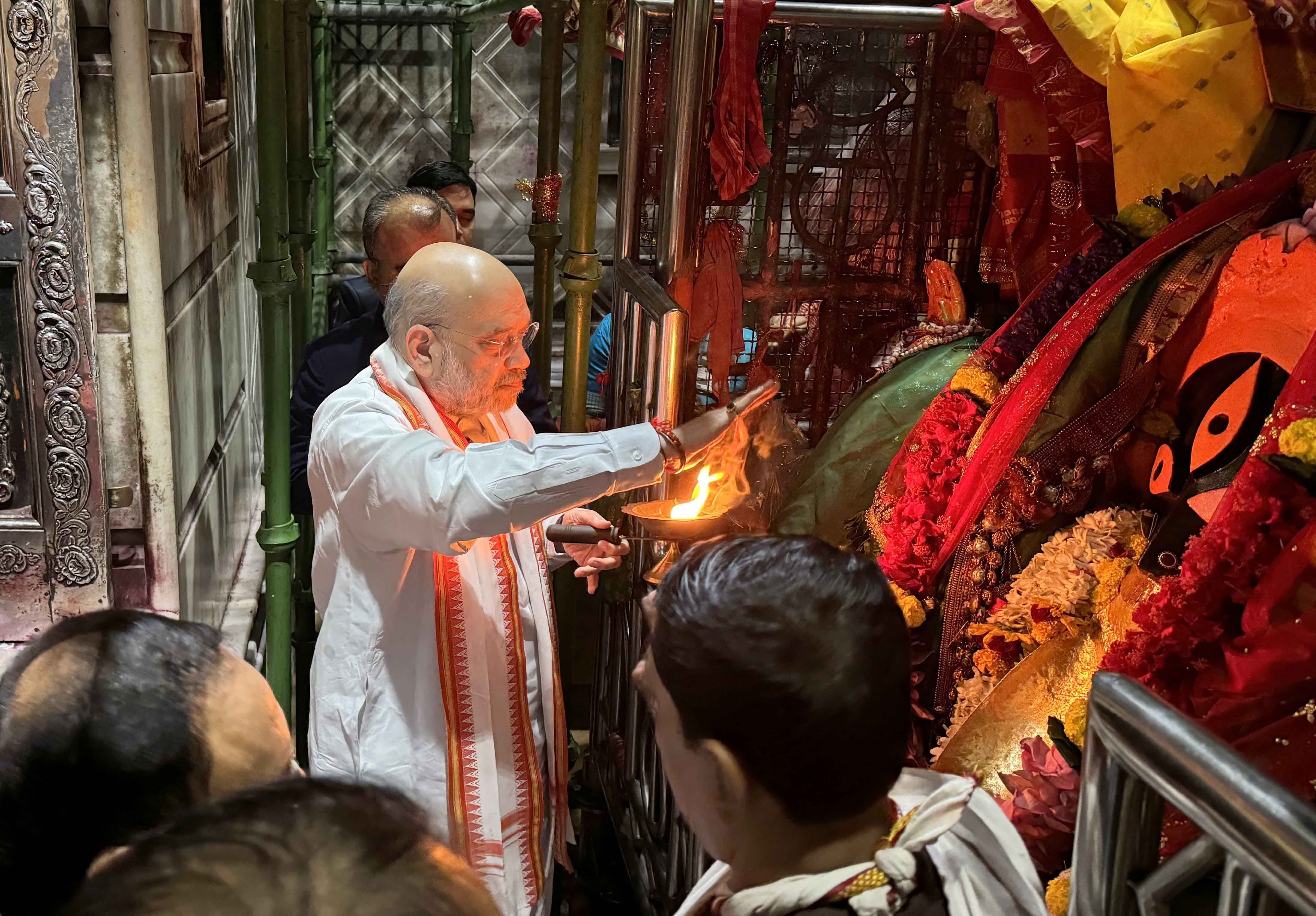 kolkata, Home Minister Amit Shah, offered prayers  