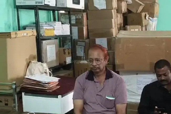 tikamgarh, Eye assistant,  district hospital arrested 