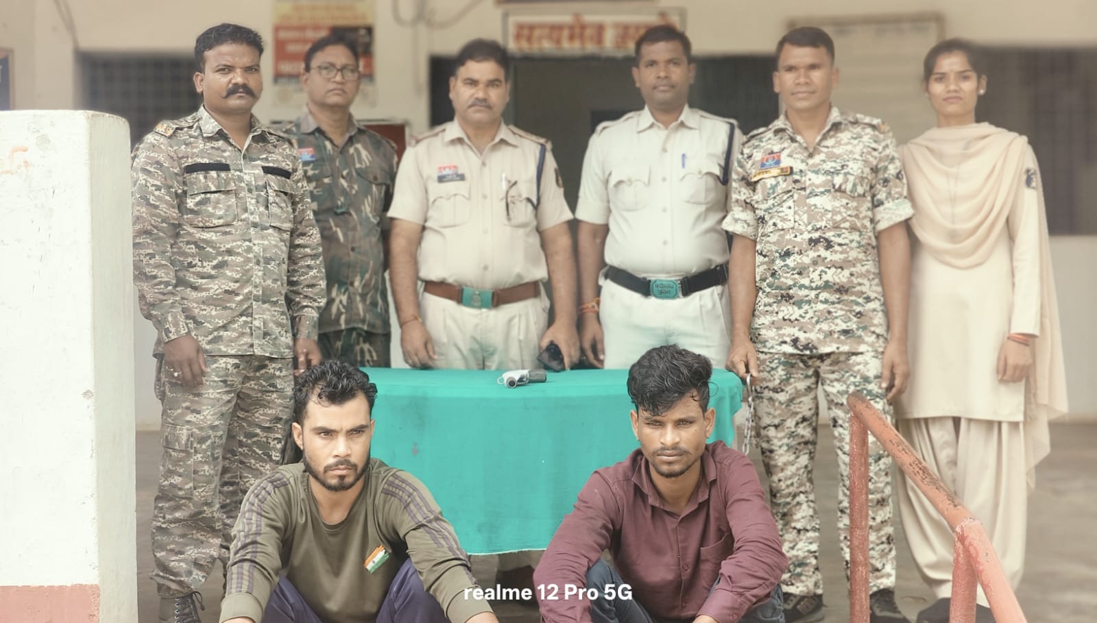 balrampur, Two accused arrested, brandishing katta