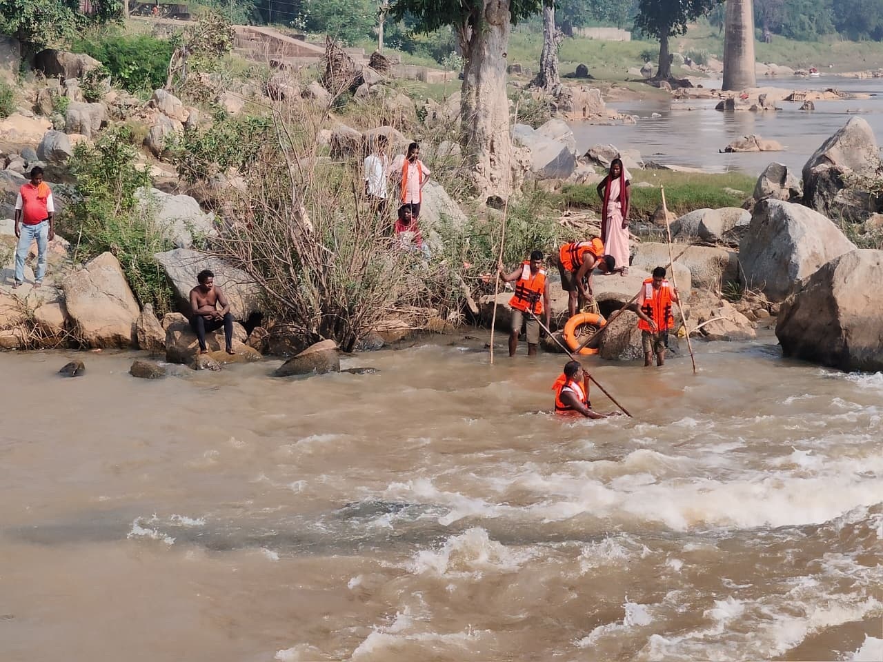 balrampur,   young man, Kanhar river 