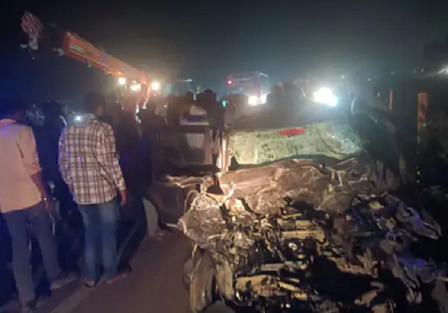 ujjain,Three youths died,car and a dumper  