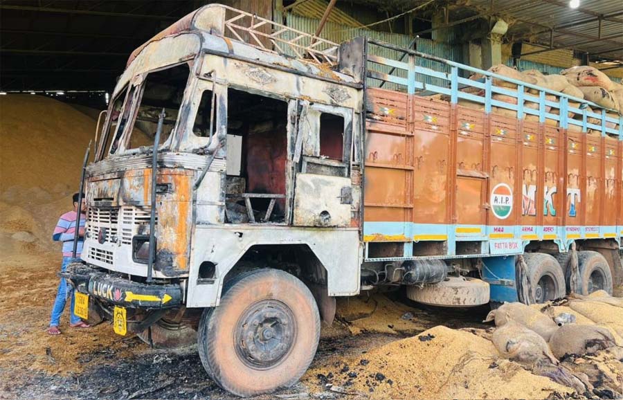 gariaband,   truck loaded  paddy ,caught fire