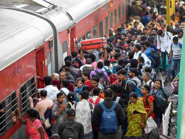 mumbai, Two people died, Karmabhoomi Express  