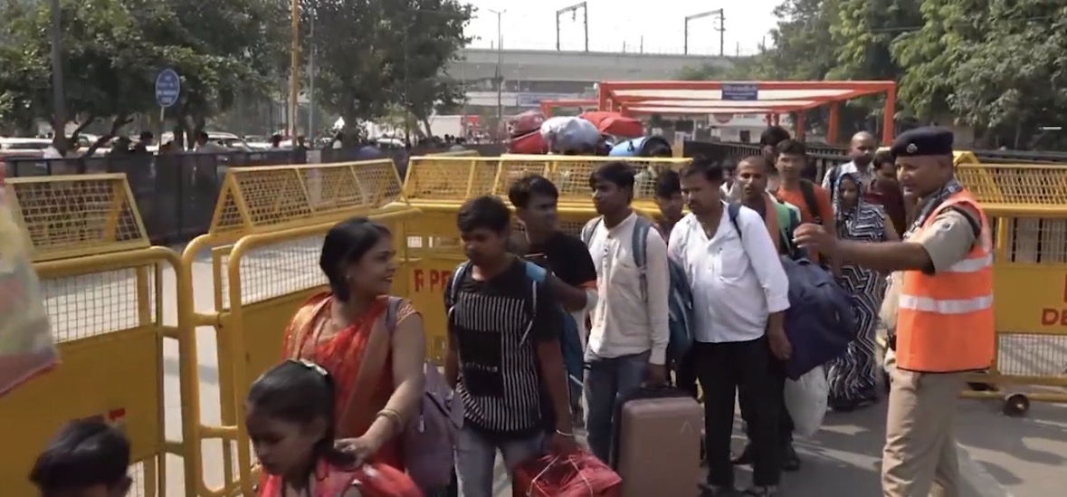 new delhi, Heavy rush of passengers , Delhi railway stations 