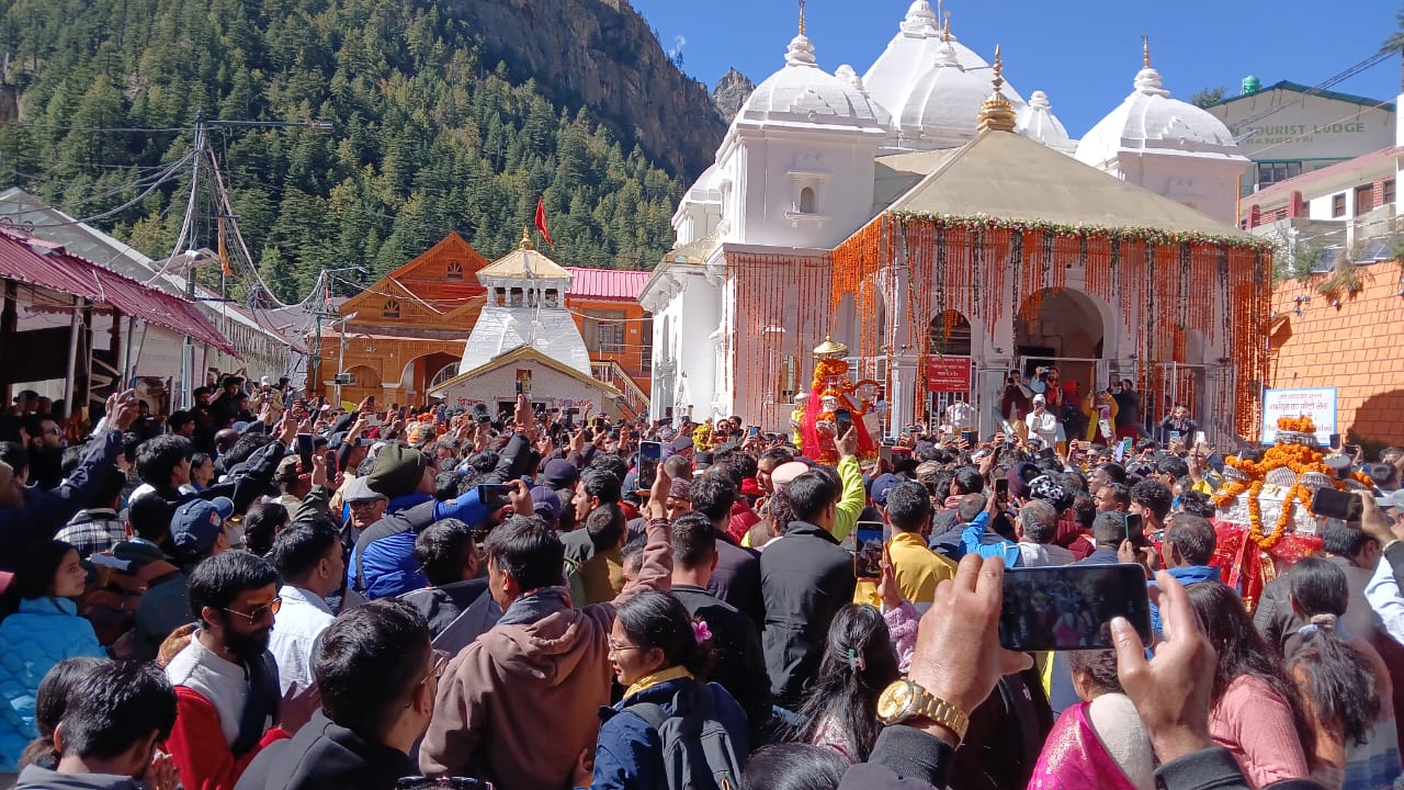 uttarkashi,   doors of Gangotri Dham,winter season
