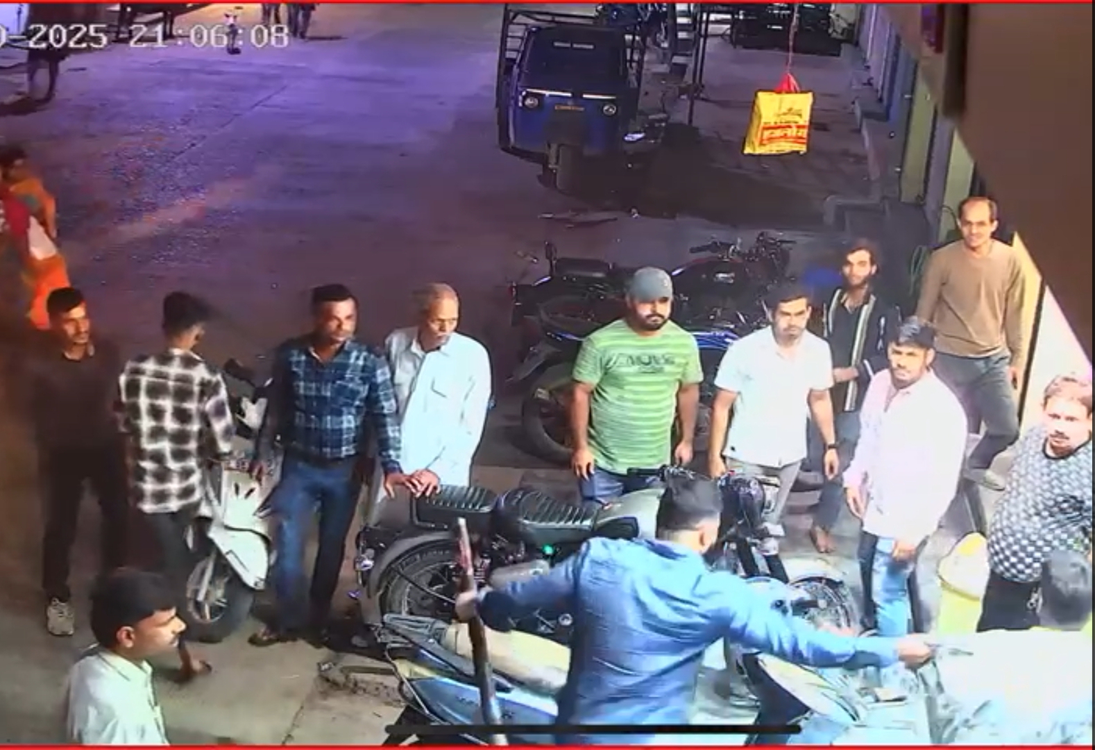 jabalpur,   young man attacked, showroom 