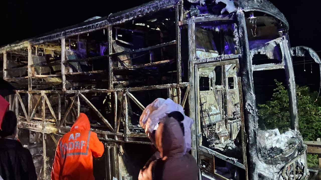 new delhi, 20 people died , horrific road accident  