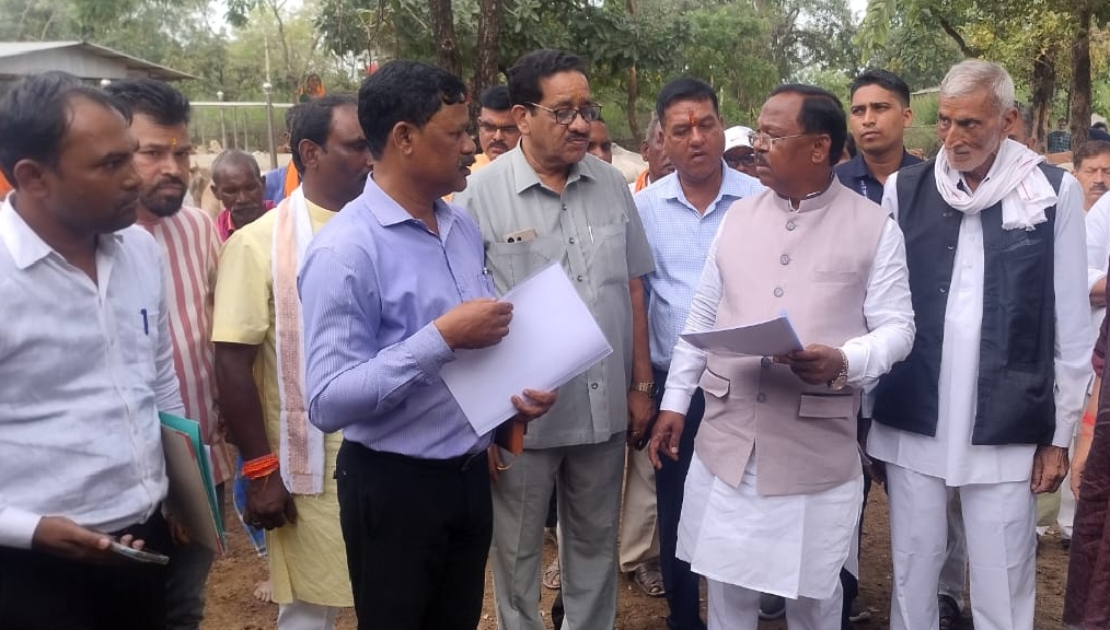 dhamtari, Minister Ramvichar Netam, inspected the Tumribahar cowshed.