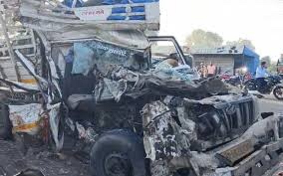 khargon,   mini truck ,pickup collided  