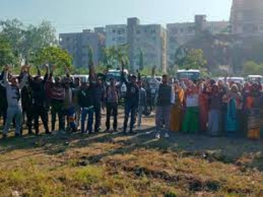 bhopal, Angry sanitation ,workers stage protest  