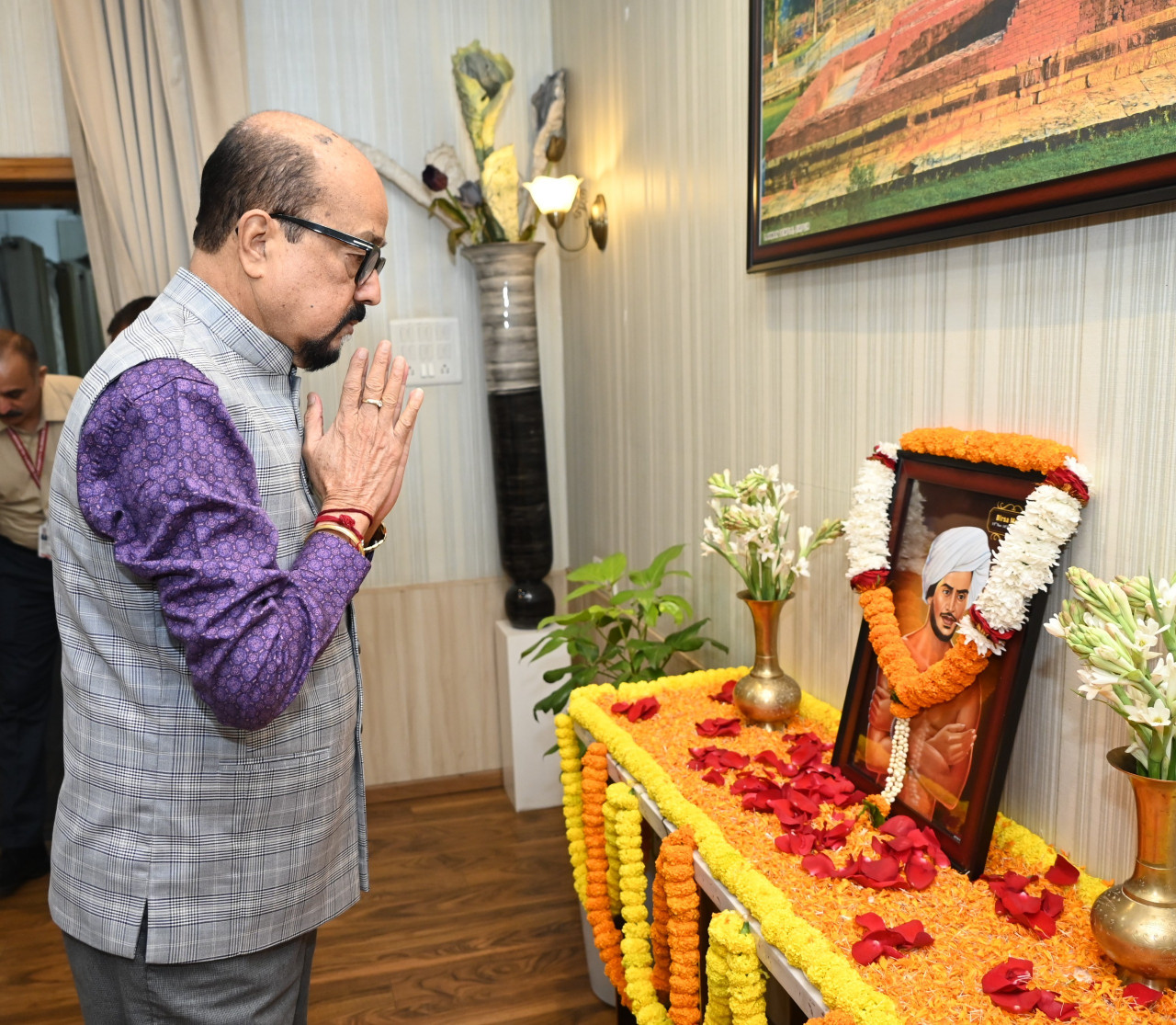 raipur,Governor Deka ,paid tribute  