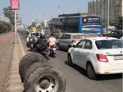   Bhopal,   wheels of a bus ,suddenly came off   