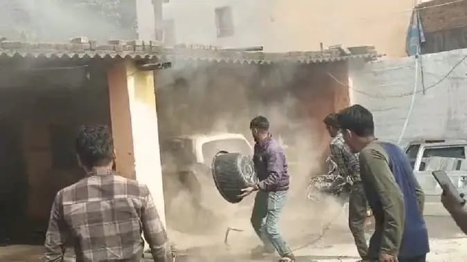 korba,   car caught fire, garage