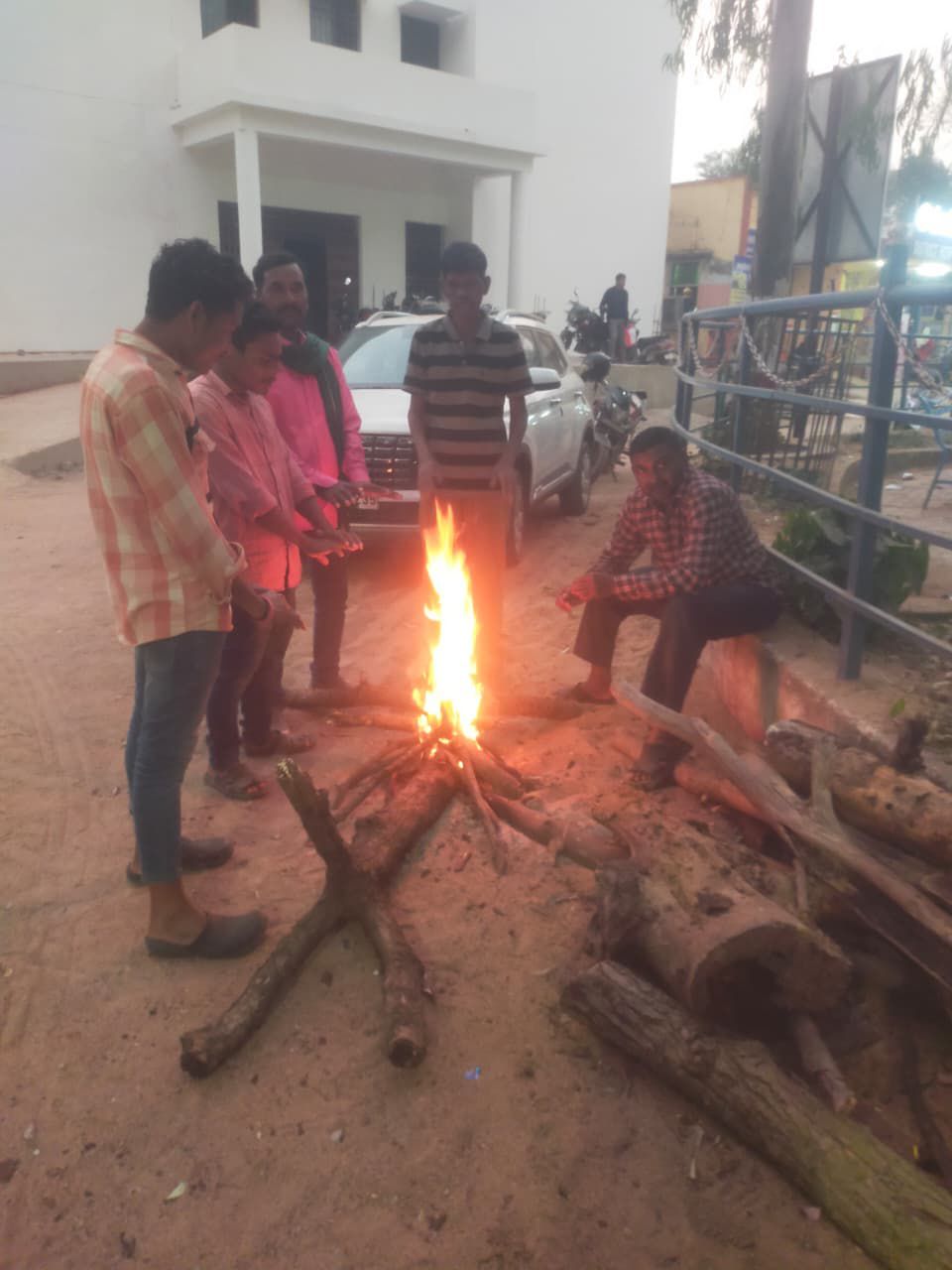dhamtari, Bonfires started , increasing cold