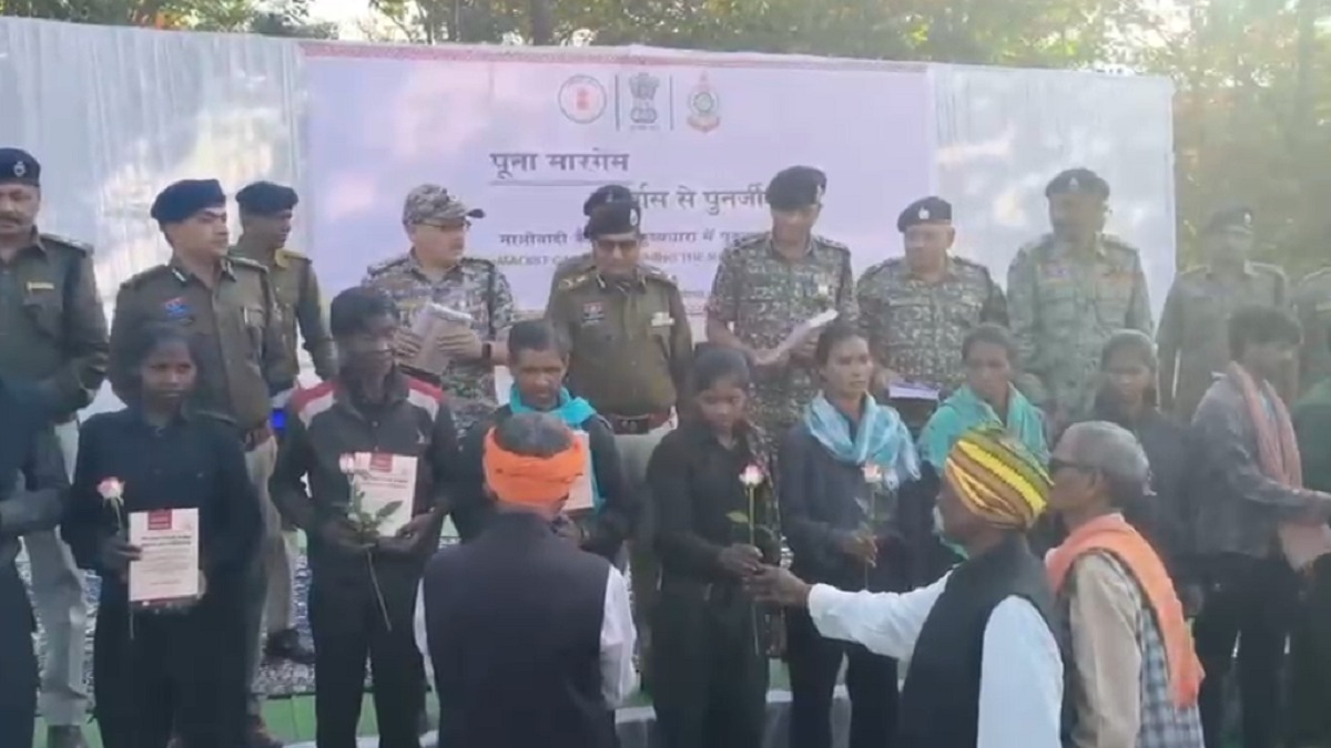 Rajnandgaon ,12 Maoists, including , top Naxalite commander,  Ramdher, surrender