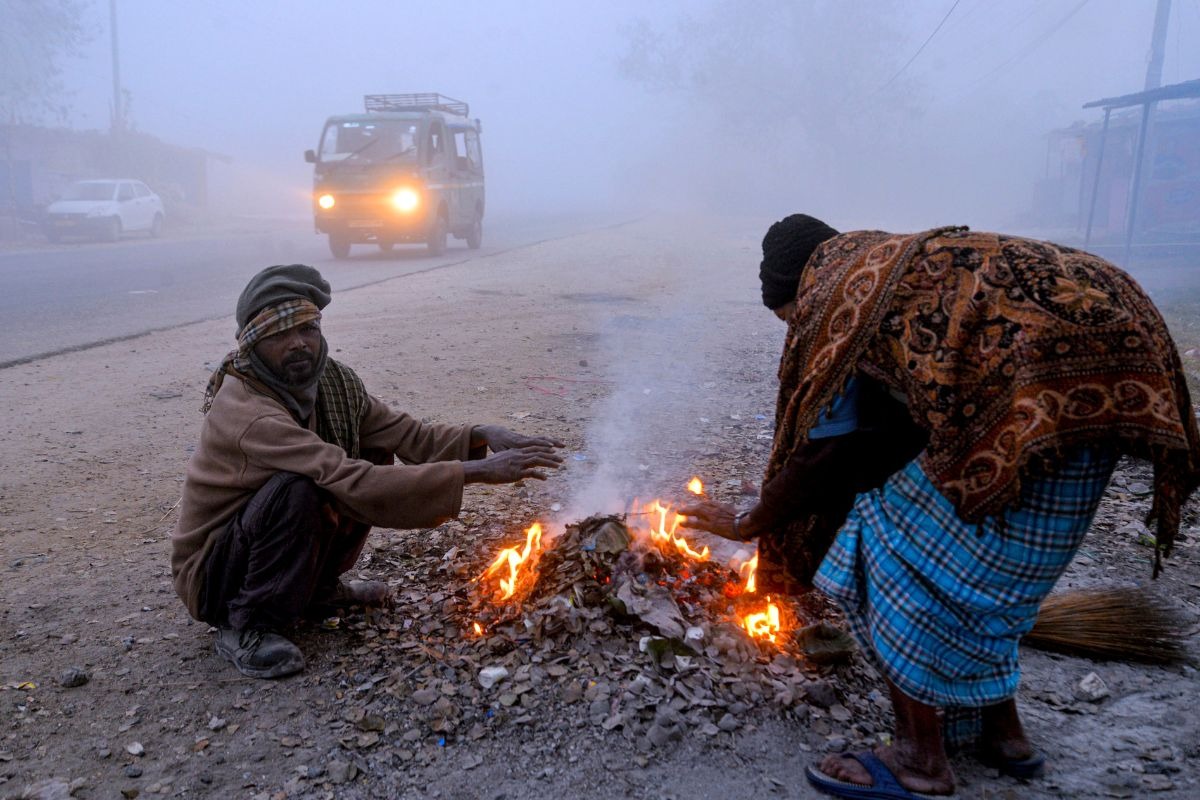 Bhopal ,Madhya Pradesh, experiencing ,  severe cold , dense fog,   cold wave ,  alert , issued