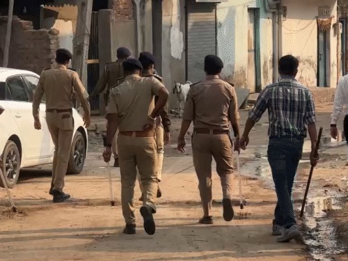 Ahmedabad ,  Violent clashes ,  between,   two ,  communities ,  n Kalana village , gujraat  