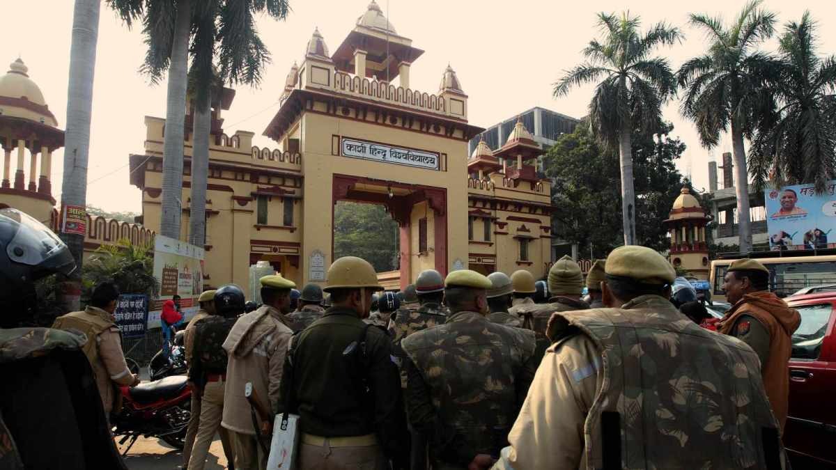 Vanarasi , Security , beefed up,  stone-pelting, student groups , clash at BHU