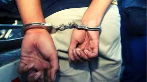Accused escapes, from custody, 4 policemen, suspended