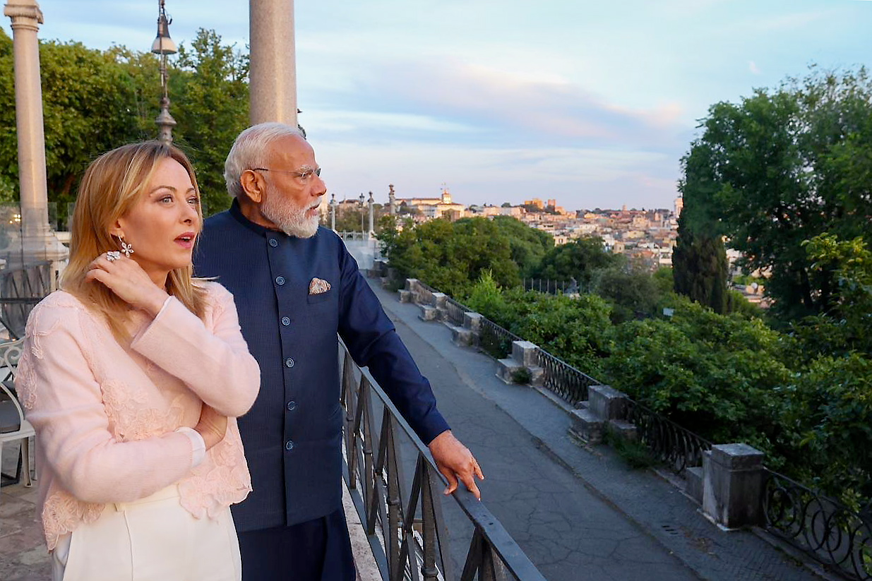 Modi gifts Meloni , 