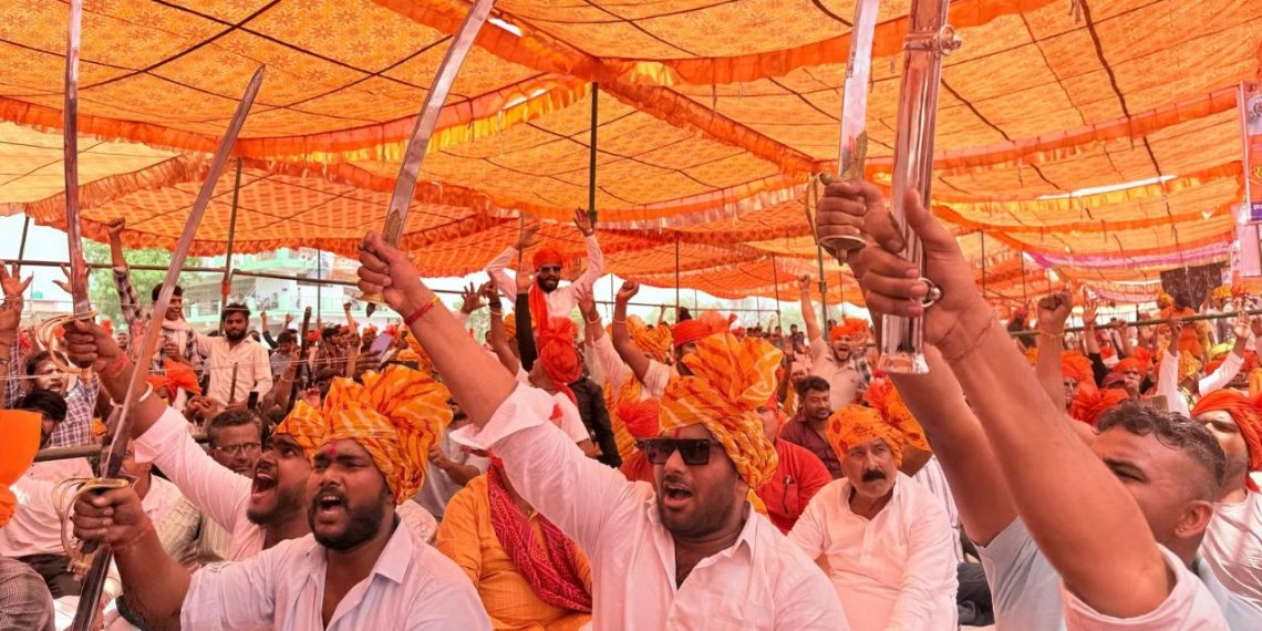  split , Karni Sena, 220 officials , leave Shekhawat faction