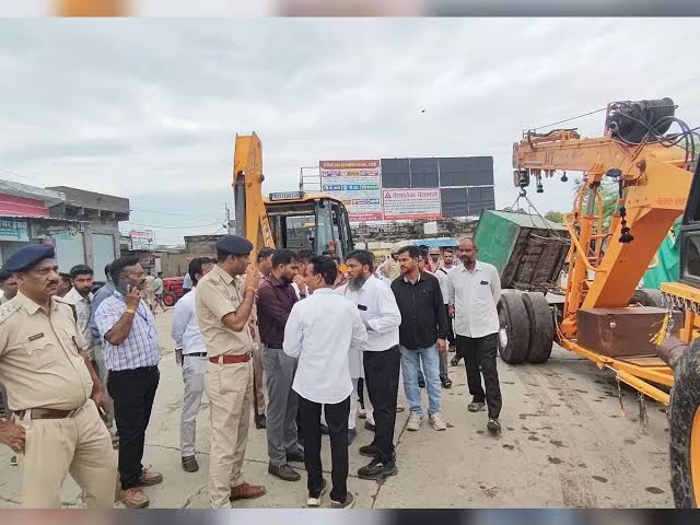 administration , 18-year-old Sultan Shah Baoli dispute; government land 
