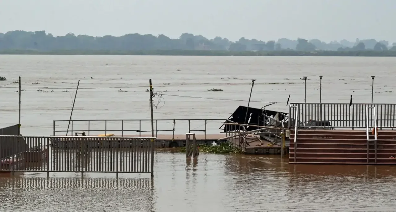 Floodwaters from Nepal have reached Bihar; the water level of the Gandak River has risen
