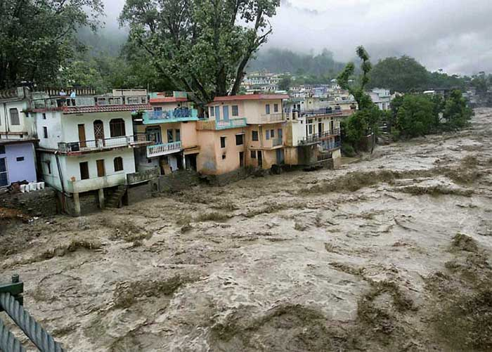 Mandakini in furious spate in Chitrakoot; 400 shops affected, alert issued for 36 villages.