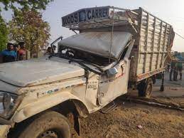 dantewara,Pickup vehicle, overturned after colliding , moving bus