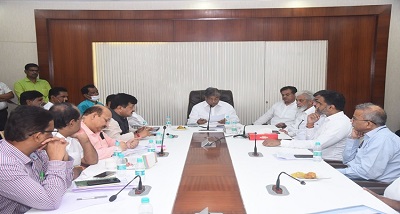 महाराष्‍ट्र सरकार  मराठा समुदाय को आरक्षण और अन्‍य सुविधाएं उपलब्‍ध कराने के पक्ष में