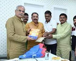 मुख्यमंत्री से ’छठ महापर्व आयोजन समिति, महादेव घाट रायपुर के प्रतिनिधि मण्डल ने की मुलाकात