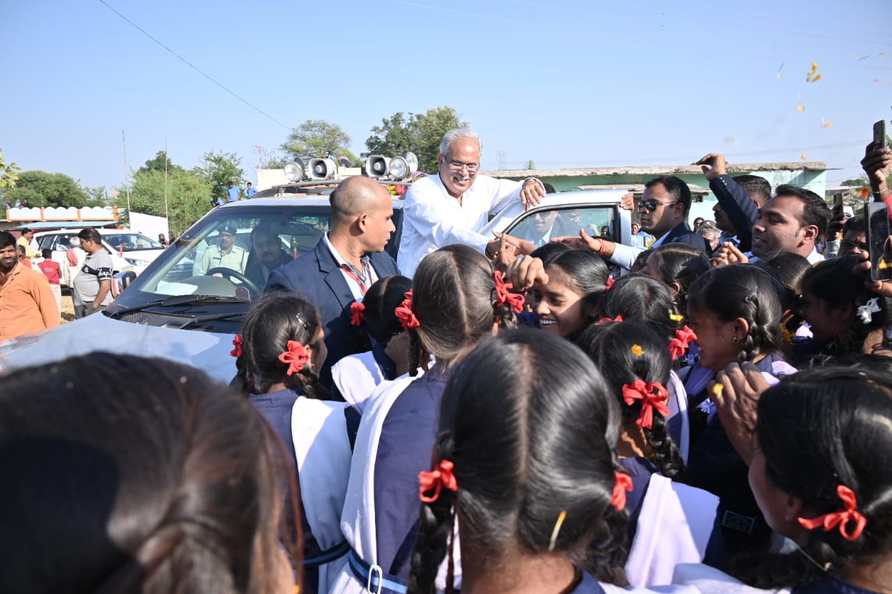 स्कूली बच्चों से रुककर मिले मुख्यमंत्री भूपेश बघेल 