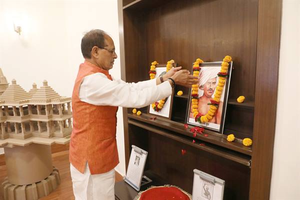 मुख्यमंत्री चौहान ने भगवान बिरसा मुंडा की जयंती पर उनके चित्र पर माल्यार्पण किया