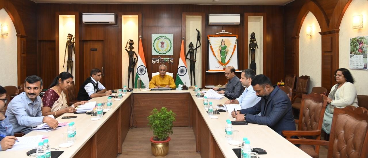 मुख्यमंत्री भूपेश बघेल अपने निवास कार्यालय में आयोजित समीक्षा बैठक 