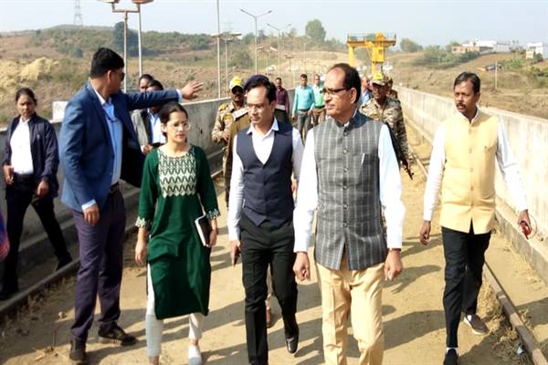 मुख्यमंत्री चौहान ने डिंडोरी जिले में सिंचाई परियोजना का किया औचक निरीक्षण