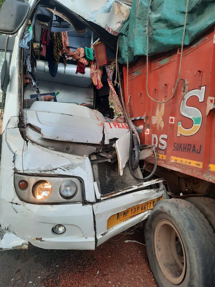 narmadapuram, Bus full , devotees collided ,truck 