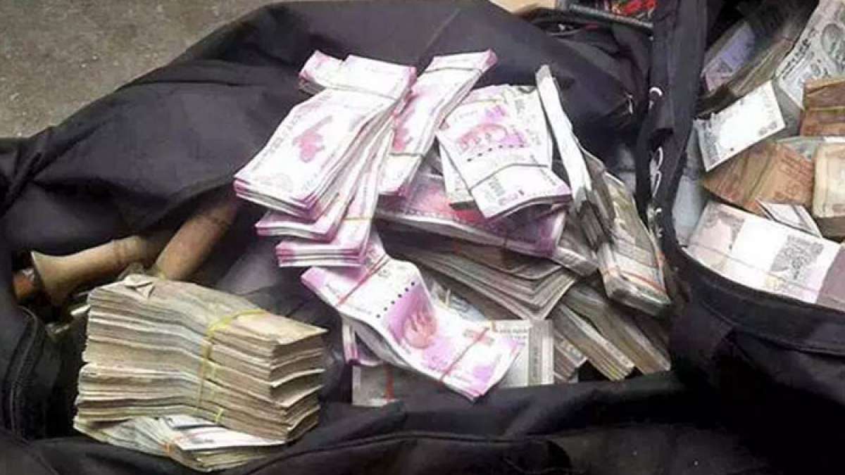  रिश्तेदार के घर से लड़की ने चुराये पैसे 