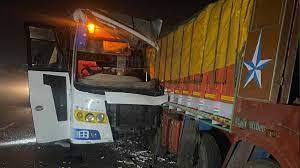 mumbai, Four killed, collision,luxury bus and truck,Pune