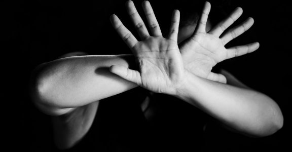 युवक ने की लड़की के साथ जबरदस्ती